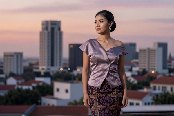 Beautiful Filipino woman in Manila at sunset representing Filipina brides seeking international relationships